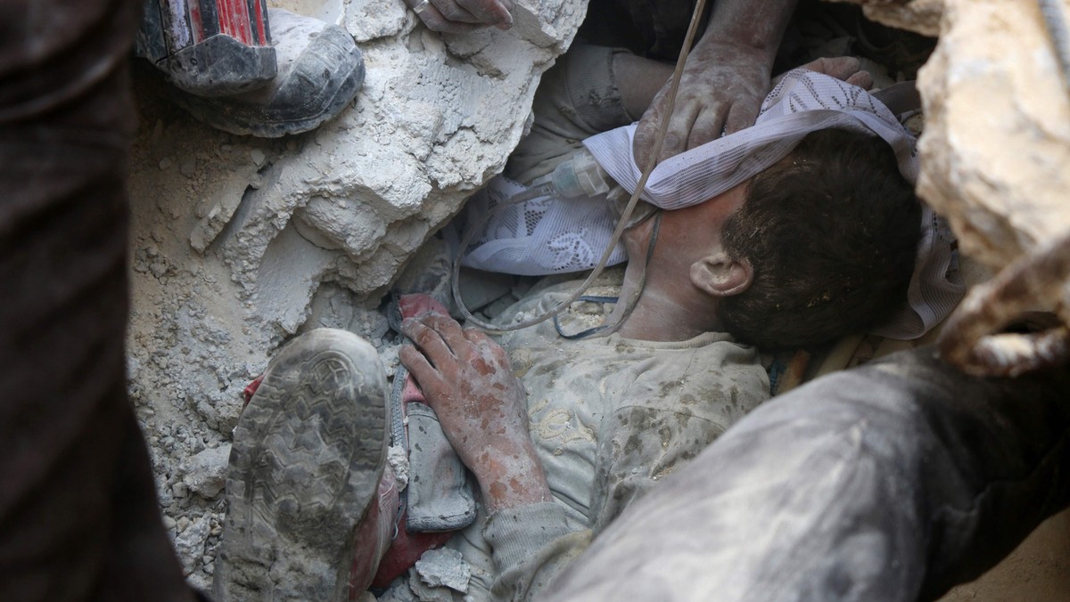 Jameel Mustafa Habboush cudem przeżył rosyjski nalot na dzielincę Fardous we wschodnim Aleppo, październik 2016 r. Fot. Thaer Mohammed/AFP