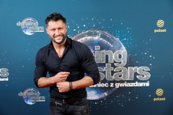 Gwiazdor "Gliniarzy" ostrzega przed złem i Halloween. Wymachuje różańcem