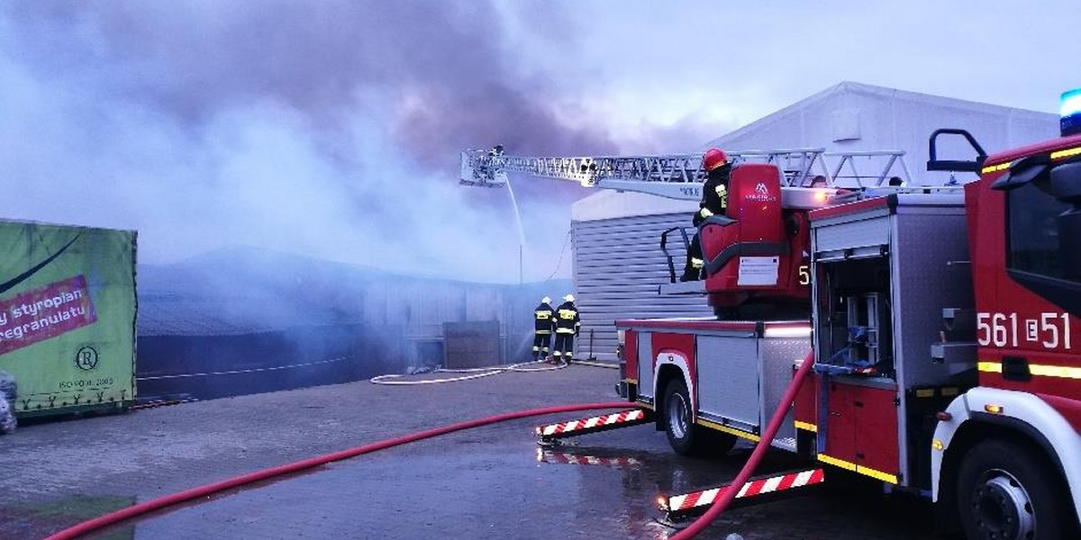 Pożar w Wieruszowie. Płonie fabryka mebli