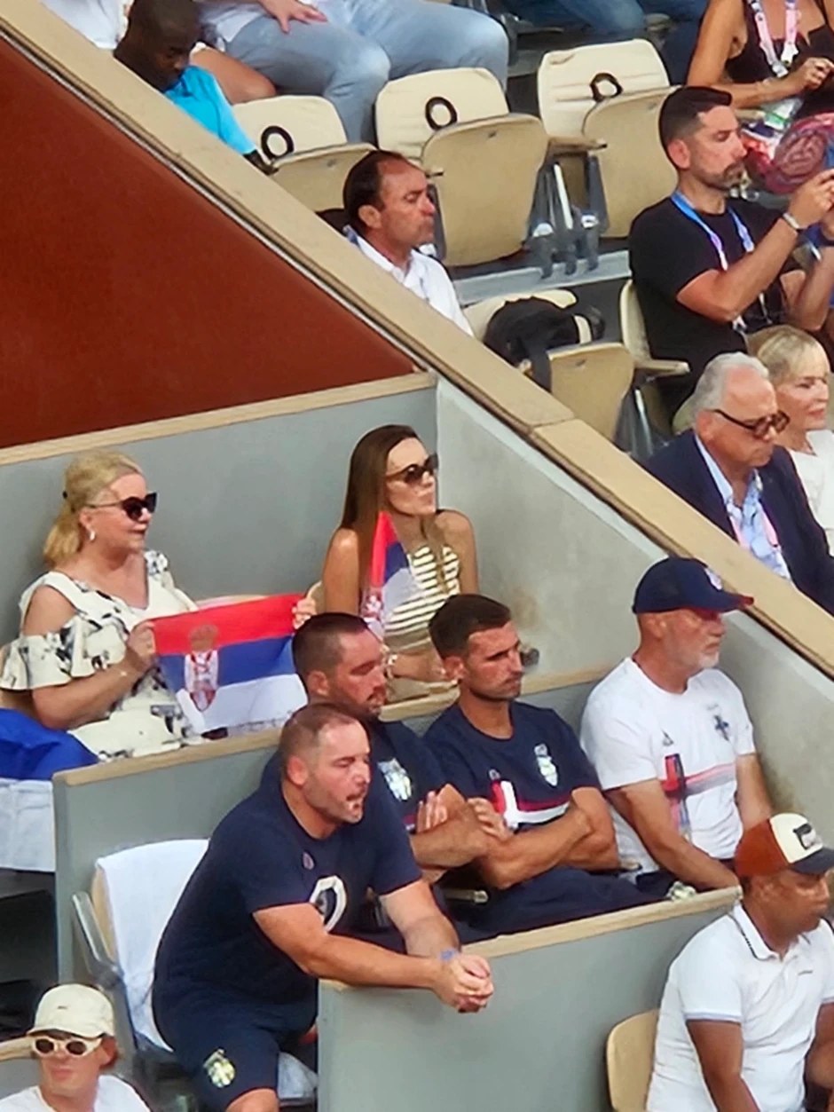 Jelena Đoković sa roditeljima i sinom na Olimpijadi