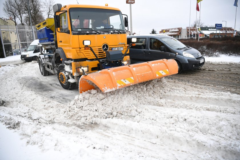 Pogodowy armagedon w całej Polsce! Zima znów zaskoczyła drogowców...