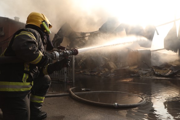 "SPREMNI SMO. PRETE NAM POŽARI" Pakleni toplotni talas okovao Srbiju, vatrogasci izdali HITNO upozorenje, a zaprećene su i PAPRENE kazne (VIDEO)