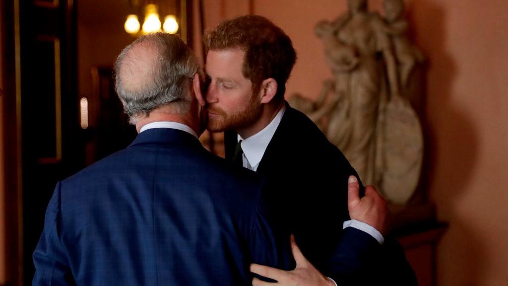 Károly király és Harry herceg között sorsdöntő beszélgetés zajlott le