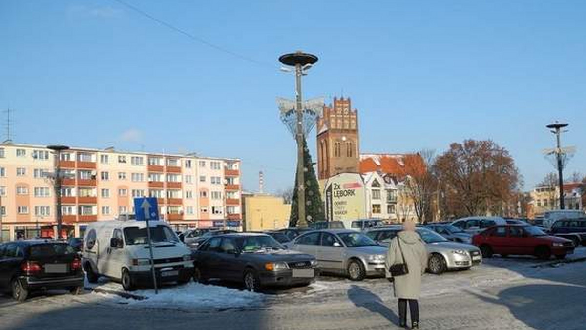 "Głos Pomorza": od zakopania Skrzyni Czasu na lęborskim placu Pokoju minęło pięć miesięcy. Dziś tam, gdzie została zakopana, parkują samochody. To bardzo zaniepokoiło naszych czytelników.