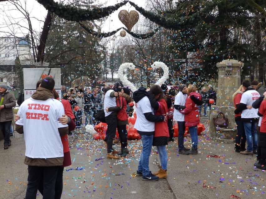 Atrakcija u Vrnjačkoj banji: Takmičenje u najdužem poljupcu