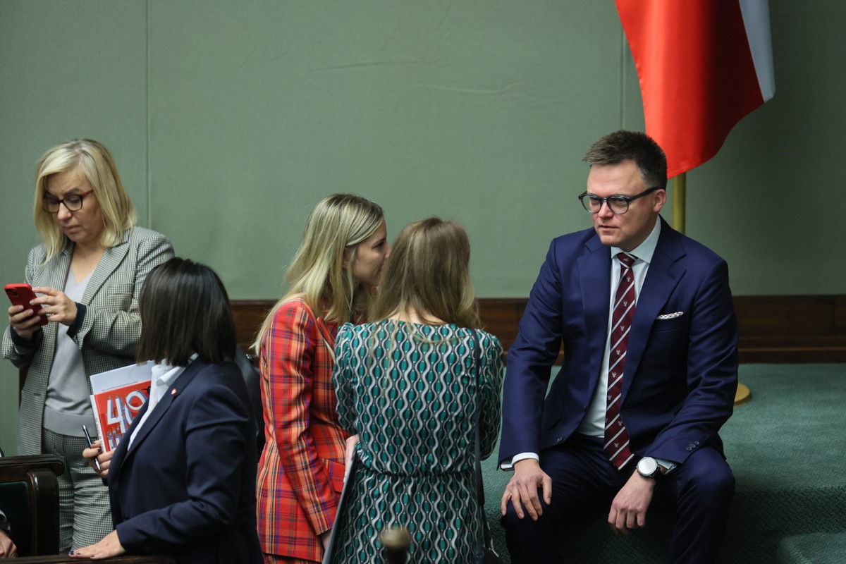 Marszałek Szymon Hołownia, minister klimatu i środowiska Paulina Hennig-Kloska, minister rodziny, pracy i polityki społecznej Agnieszka Dziemianowicz-Bąk i wiceminister rodziny i polityki społecznej Aleksandra Gajewska na sali obrad Sejmu w Warszawie