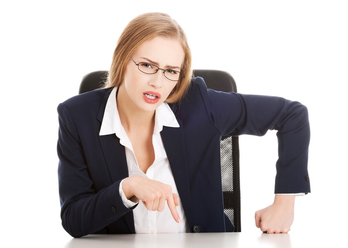 <B>Uwaga</b><BR><BR> Nie ograniczaj się do roli recenzenta. Poświęć choćby kilka minut miesięcznie na rozmowę z pracownikami o ich pracy, pomysłach, problemach. Dawaj wskazówki i pomagaj pokonywać przeszkody. Dzięki temu ewentualne problemy nie narastają, a praca przebiega płynnie. Nie jest to możliwe, jeżeli wyniki i problemy omawiane są na podsumowujących spotkaniach raz do roku.