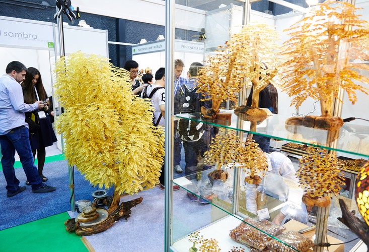 Bursztynowe drzewa wyeksponowane na stoisku firmy Tom-Ski, wyeksponowany na stoisku firmy Amber Costa, na Międzynarodowych Targach Bursztynu, Biżuterii i Kamieni Jubilerskich AMBERIF 2015 w Gdańsku<br><br>fot. (aw/cat) PAP/Adam Warżawa