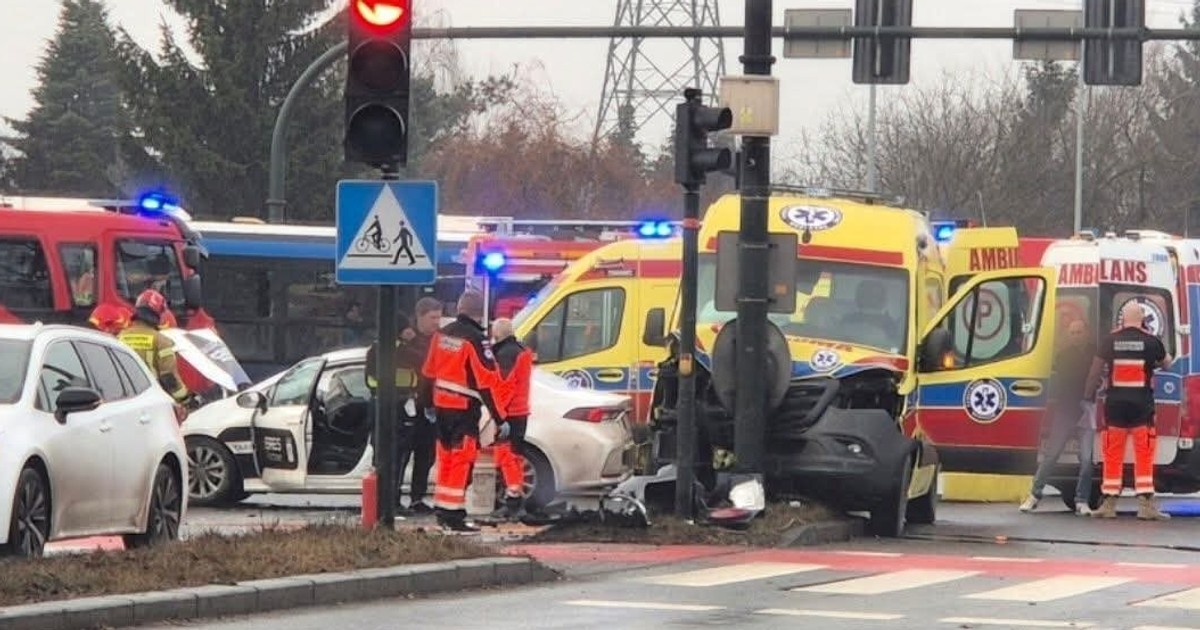 Wypadek w Krakowie: Karetka i taksówka Ubera zderzyły się na skrzyżowaniu
