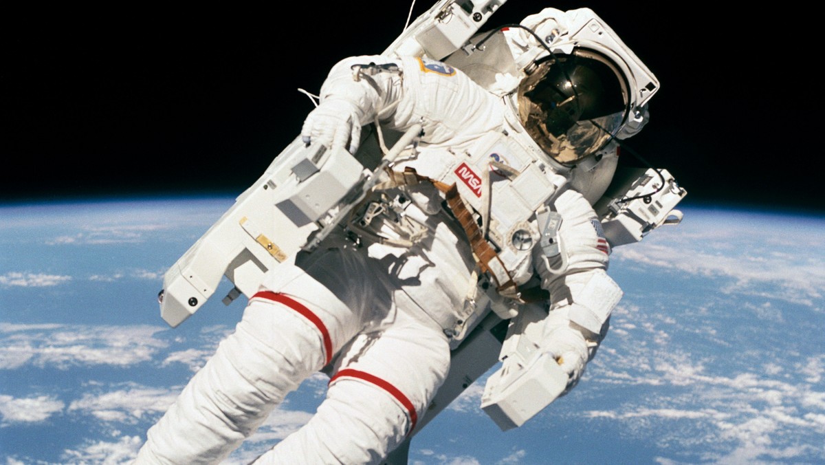 Nie żyje astronauta Bruce McCandless, pierwszy człowiek "latający" bez asekuracji na orbicie okołoziemskiej - poinformowało Centrum Lotów Kosmicznych NASA w Houston. McCandless miał 80 lat. Nie podano przyczyny zgonu.