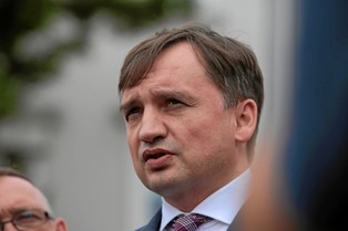 PiS nie będzie "umierać" za Ziobrę - najważniejsze to wygrać wybory