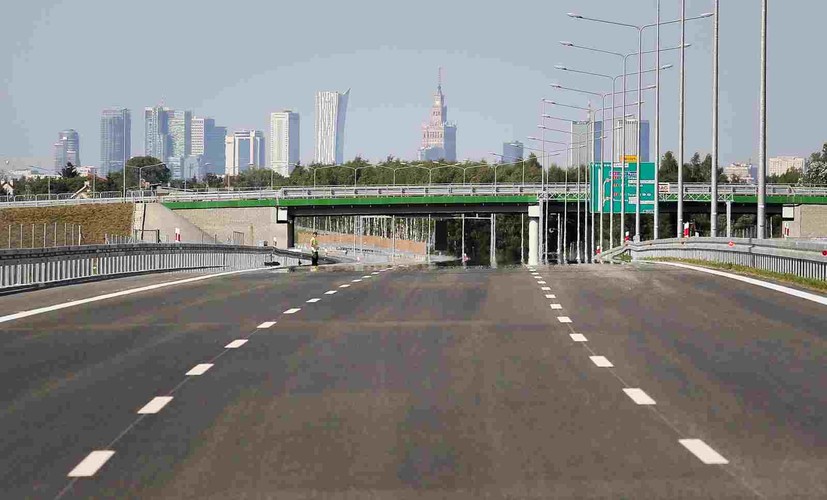 'Dzięki tej inwestycji mieszkańcy aglomeracji, ale też szerzej użytkownicy drogi skorzystają podwójnie. Po pierwsze skróceniu ulegnie czas przejazdu do i z Warszawy, a mieszkańcy Raszyna powinni odczuć ulgę z powodu mniejszej liczby pojazdów na tej trasie. Jest też inna ważna korzyść - dzięki zastosowaniu nowoczesnych technologii na budowanym odcinku drogi w najbliższych latach zarządca drogi i podatnicy mniej zapłacą za konieczne co pewien czas remonty i modernizacje. Będą one rzadsze, a ich zakres o wiele mniejszy niż przy stosowaniu standardowych technologii. A to oznacza też mniej utrudnień dla kierowców. Jeżeli wykonawca może skumulować korzyści - to ta droga jest tego przykładem' - powiedział członek zarządu Strabag Alfred Watzl, cytowany w komunikacie.

<br><br>.fot. (mr) PAP/Paweł Supernak