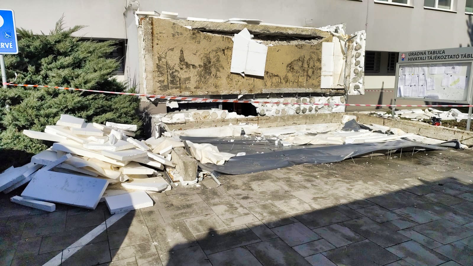 Časť strechy na klientskom centre v Komárne sa zrútila. 