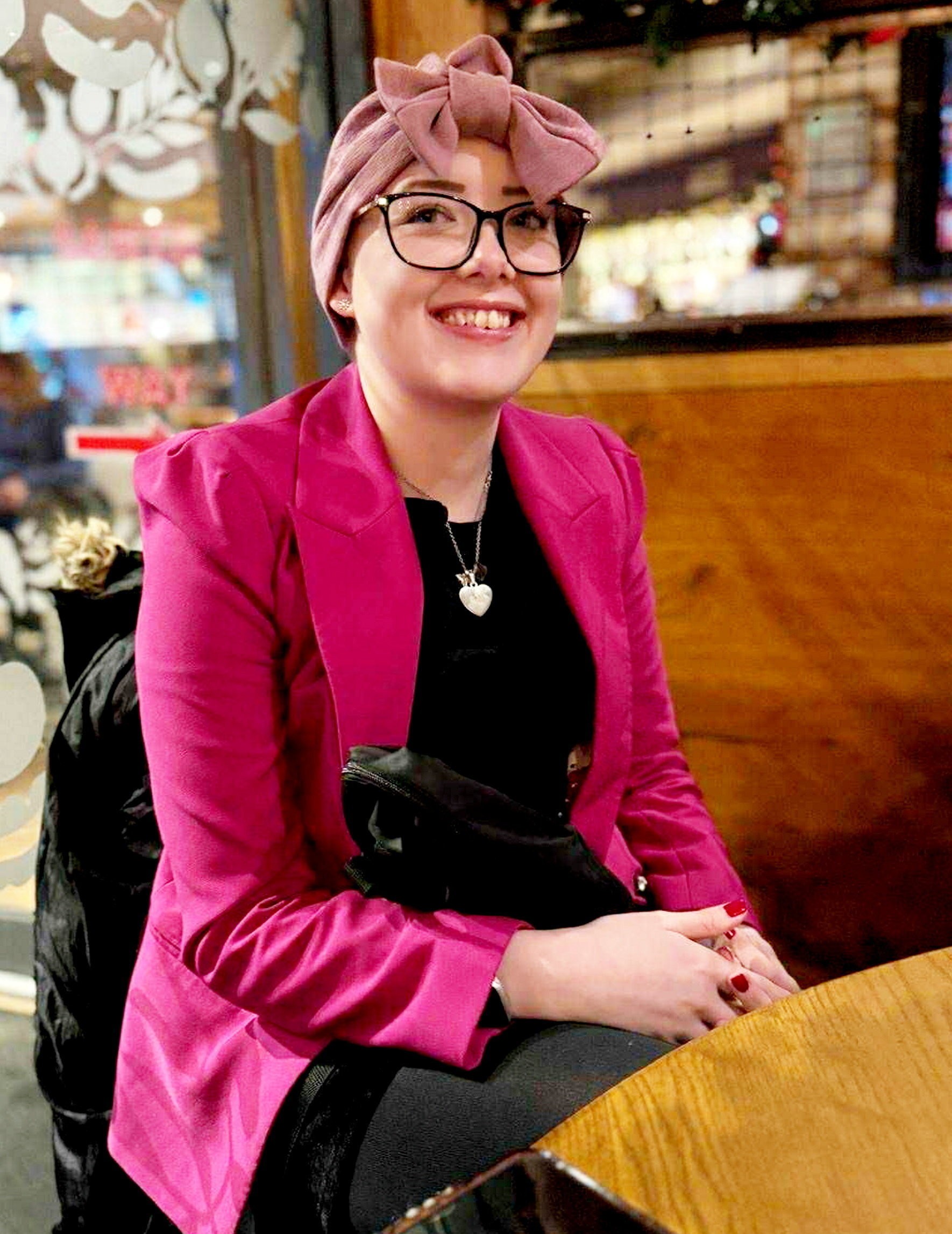 Izzy teraz motivuje mladých, aby vyhľadali lekársku pomoc, ak majú zdravotné problémy