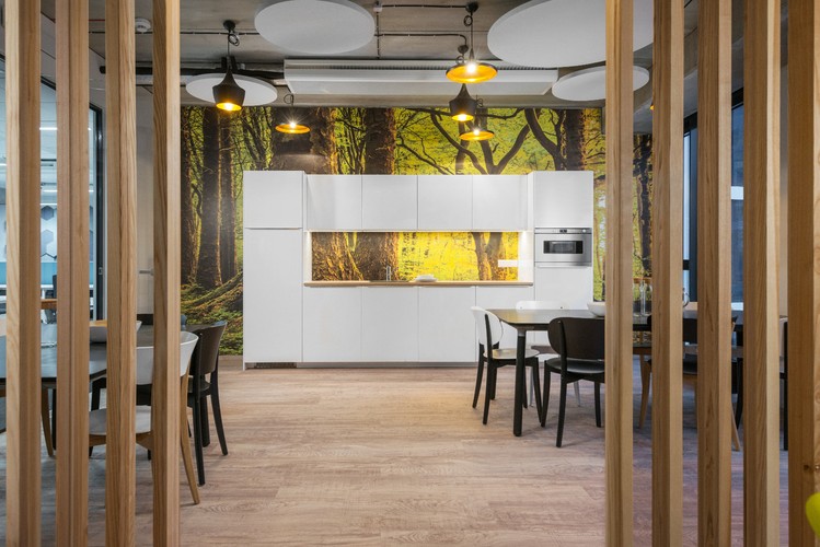 Odpoczynek w nowoczesnej przestrzeni sprzyja kreatywności, a ergonomiczne umeblowanie pozwala na swobodną komunikację i budowanie więzi między pracownikami.