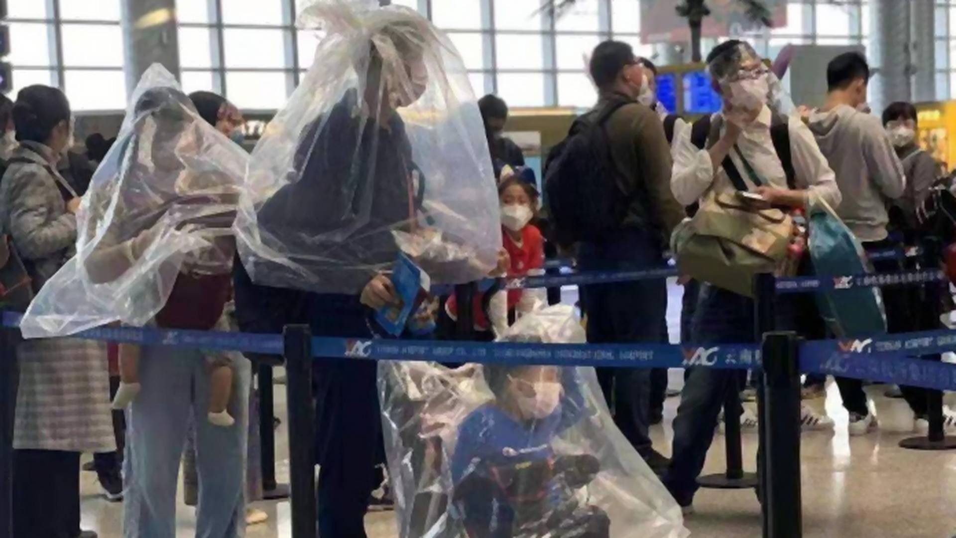 Bezacskózva, bukósisakban, műanyag palackkal a fejükön repülnek a kétségbeesett utasok a koronavírus miatt - Fotók