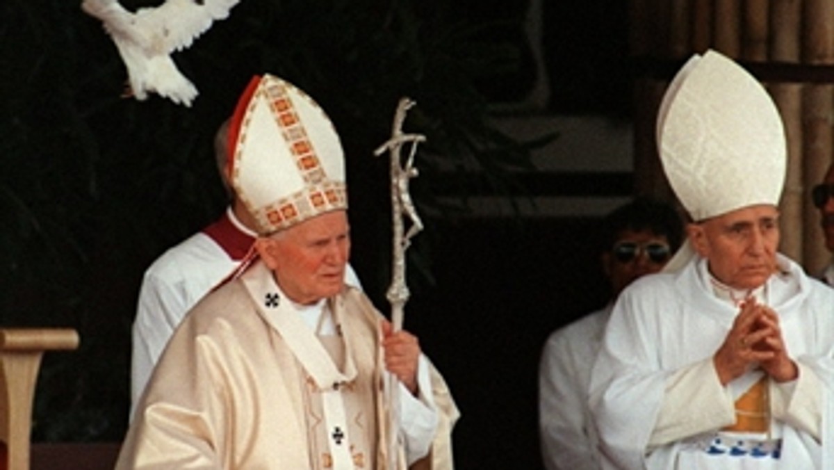 W styczniu 1995 r. terroryści planowali zamach na Jana Pawła II, miał to być początek Operacji Bojinka. Wkrótce potem eksplodować miało 11 samolotów z tysiącami osób na pokładzie. Zamachowców powstrzymano niecały tydzień przed przybyciem papieża na Filipiny — długo myślano, że stało się to przez przypadek.