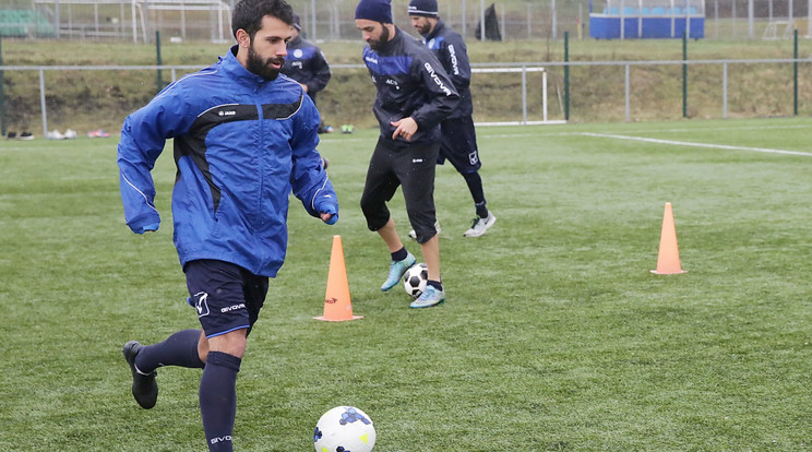 Cristian Portilla (labdával) korábban szerepelt a Honvédban is. Most Tatabányán focizik / Fotó: Grnák László