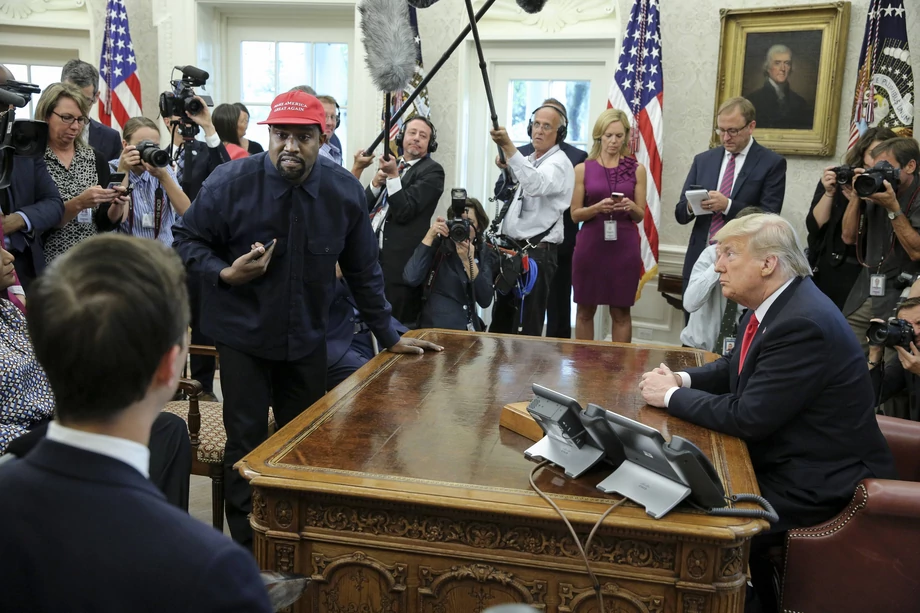  Uwielbienie Kanye West'a dla Donalda Trumpa wcale nie słabnie. Na zdjęciu raper odwiedzający prezydenta USA na jesieni 2018 roku.