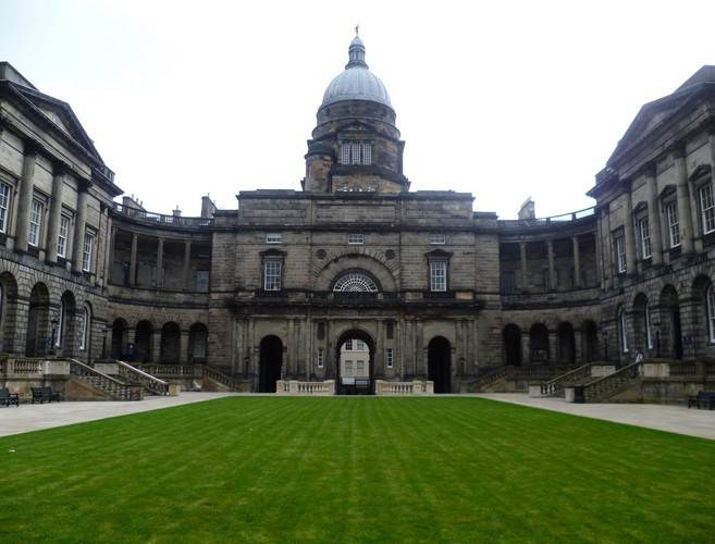 Miejsce 6. University of Edinburgh. Uniwersytet jest członkiem elitarnej Russell Group zrzeszającej 21 najlepszych europejskich szkół wyższych. Absolwentami uniwersytetu są m.in. Charles Darwin, David Hume i James Clerk Maxwell.