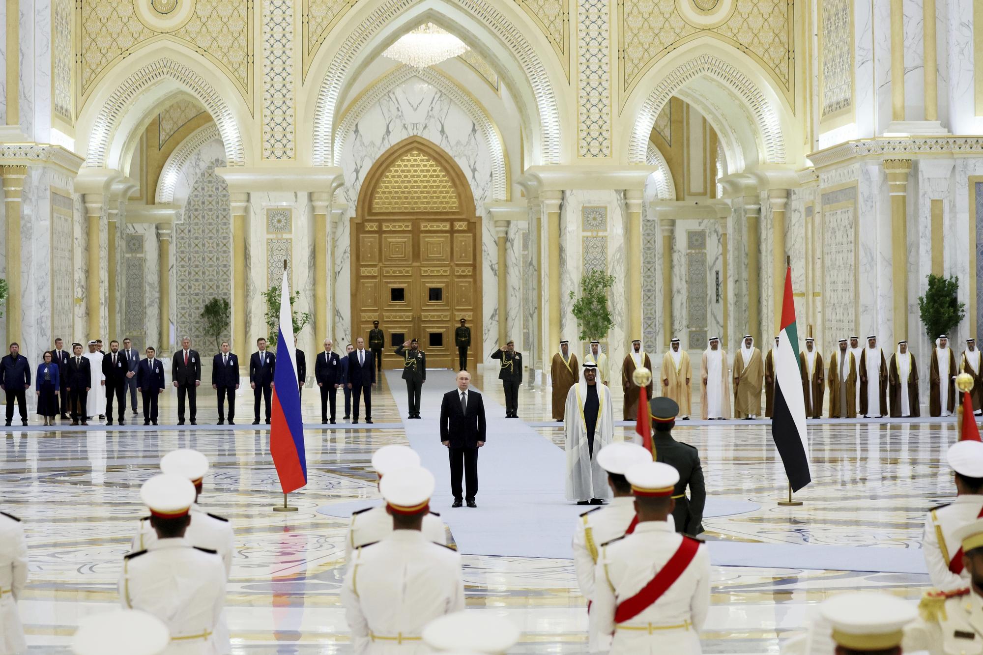 Prezident Spojených arabských emirátov (SAE) šejk Muhammad ibn Zajd Nahaján (uprostred vpravo) a ruský prezident Vladimir Putin.