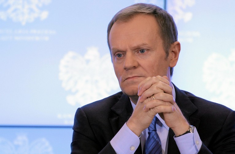 10. Donald Tusk, premier
Po raz kolejny premier Tusk nie znalazł się na podium rankingu najbardziej wpływowych ludzi polskiej gospodarki. Dlaczego? – Naszym zdaniem więcej w praktyce zależało w ubiegłym roku od osób, z którymi współpracuje – uzasadnia tę decyzję redaktor naczelna DGP Jadwiga Sztabińska. – I nie inaczej będzie w 2014 r. – dodaje.
Tusk znalazł się w tym roku również na globalnej liście <a href='http://forsal.pl/artykuly/701234,500_najpotezniejszych_ludzi_swiata_wg_foreign_policy_na_liscie_tusk_i_sikorski.html' target='_blank' style='color: blue'>500 najbardziej wpływowych ludzi na świecie według magazynu Foreign Policy.</a> Najważniejszymi poczynaniami Tuska w ubiegłym roku były fundamentalne zmiany w OFE oraz wydłużenie urlopu rodzicielskiego.