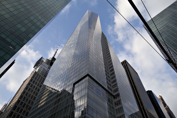 Bank of America Tower w Nowym Jorku. Wysokość: 366 metrów, 58 pieter. Wieżowiec, mieszczący przede wszystkim biura jednego z największych banków świata, wyróżnia się przede wszystkim tym, że jest jednym z najbardziej przyjaznych środowisku budynków na świecie. Wykorzystuje on szereg technologii pozwalających na redukcję zużycia prądu, ogrzewania i wody, skonstruowany w dużej części z materiałów pochodzących z recyklingu. Jest to jednocześnie drugi najwyższy budynek w Nowym Jorku i czwarty najwyższy w kraju.