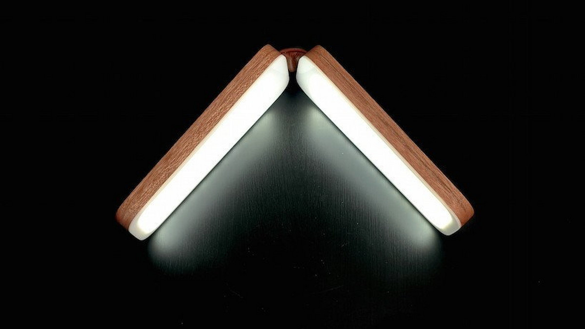 To nie żart, powstała stylowa lampa, która do złudzenia przypomina książkę w solidnej, drewnianej oprawie. Różni się od niej tylko tym, że zamiast stron posiada wbudowane żarówki LED.