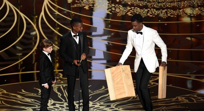 Ghanaian actor uses step stool to present Oscar award