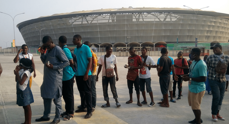 Des supporters à l'entrée d'un stade au Cameroun
