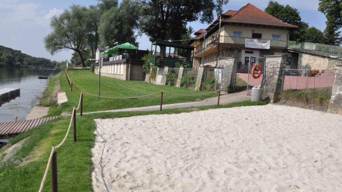 Od dziś krakowianie mogą korzystać z nowej plaży usypanej nad Wisłą. Miejsce wypoczynku powstało w okolicy mostu Zwierzynieckiego, na terenie Kolejowego Klubu Wodnego przy ul. Księcia Józefa 24a. Piaszczysty zakątek ma być dostępny dla mieszkańców - jeśli pogoda dopisze - do połowy września.