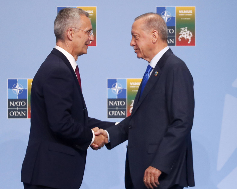 Jens Stoltenberg (lewa) i Recep Tayyip Erdogan (prawa) podczas szczytu NATO w Wilnie, 11 lipca 2023 r.
