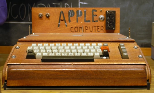 W pełni złożony Apple I z ręcznie robioną drewnianą obudową. Oryginalnie, pierwszy komputer Apple nie był sprzedawany w gotowym zestawie. Był to produkt dla hobbystów składający się niemal z samej płyty głównej.
