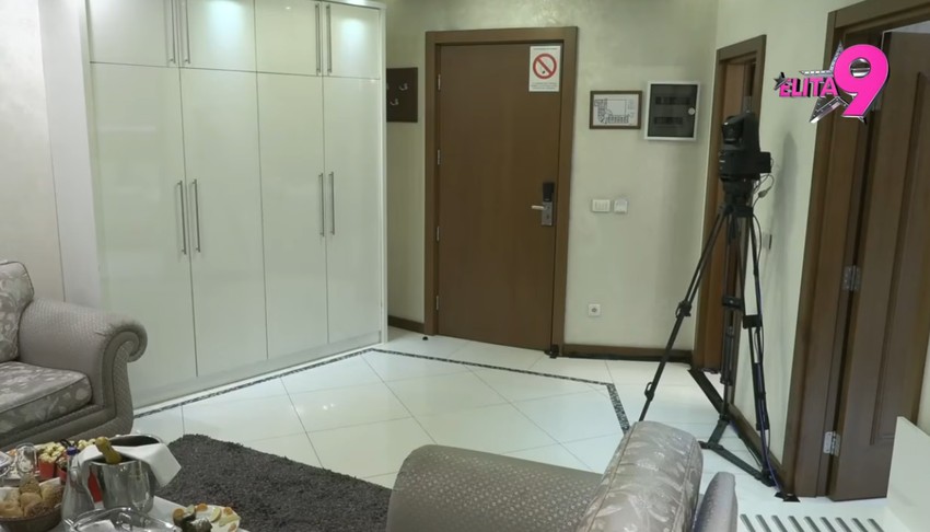 Zavirite u hotelsku sobu u kojoj će prenoćiti Filip i Teodora: Ogromna dnevna soba, bračni krevet, a na stolu hrane u izobilju