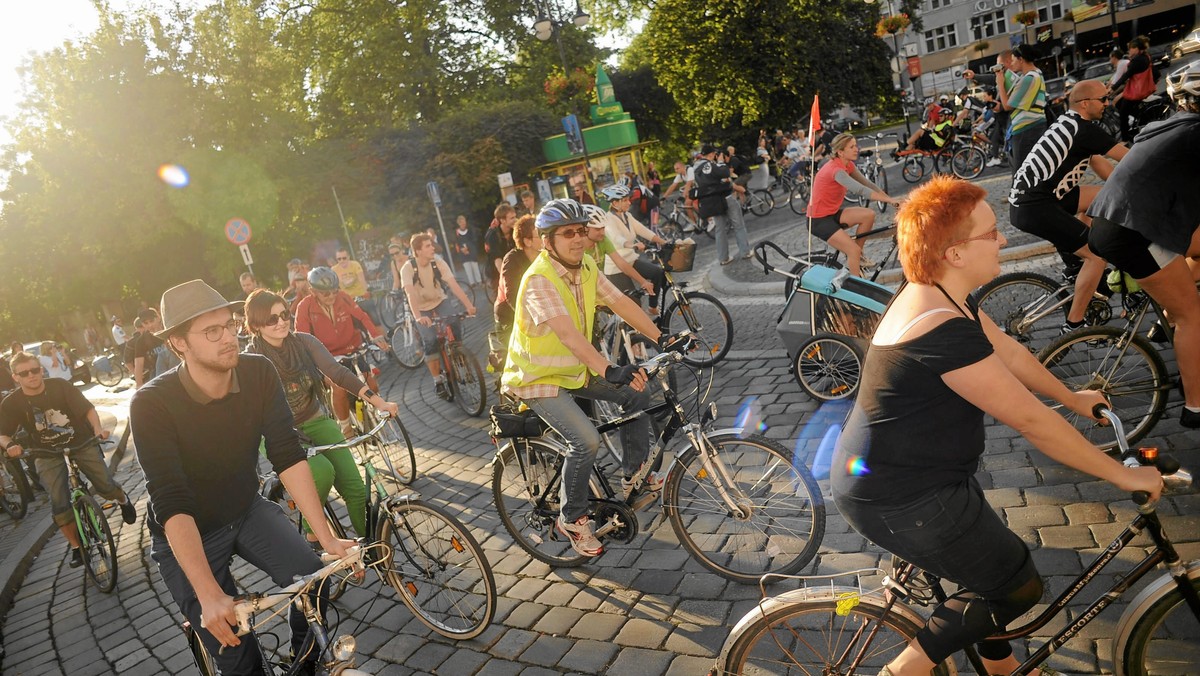 Jak co miesiąc w swoją trasę wyruszy Masa Krytyczna. To regularne wyjazdy jak największej liczby rowerzystów z Opola, którzy chcą zademonstrować swoją obecność na drogach ulicznym. Hasło przewodnie tych wyjazdów to: "My nie blokujemy ruchu ulicznego, my jesteśmy ruchem ulicznym", lecz charakter dzisiejszej Masy będzie nieco inny. Fani jednośladów wyruszą spod Placu Wolności.