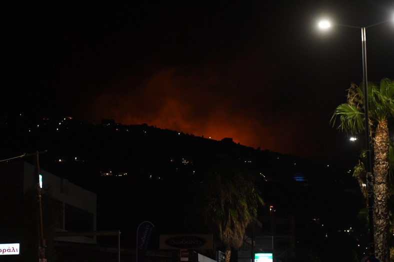 — W okolicach Aten są trzy duże pożary, wszystkie w odległości 20-40 km od stolicy — zauważa Polka.