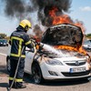 Vatrigasci, zapaljen automobil, ilustracija (fotografija je napravljena uz pomoć veštačke inteligencije)