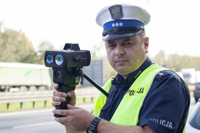 Policjanci testują laserowy radar