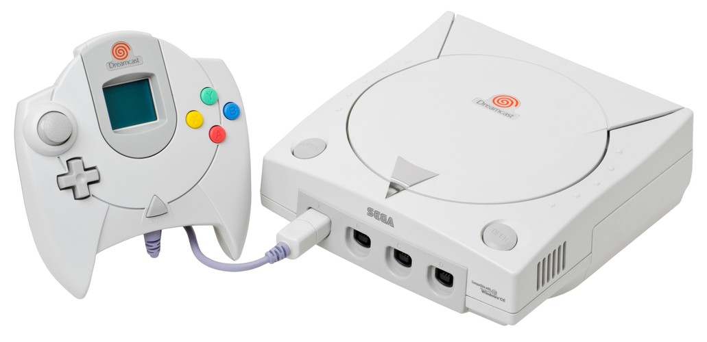 <b>Sega Dreamcast (1999)</b>
<br><br>
Dreamcast miał przywrócić swojemu producentowi dawny blask po prestiżowej porażce Saturna z PSX'em. Przy okazji był to również pierwszy przedstawiciel szóstej generacji konsol. Sprzęt wystartował na rynku z kilkoma naprawdę ciekawymi tytułami, w tym fenomenalnym Shenmue (gra kosztowała ponad 47 milionów dolarów!). Niestety po raz kolejny na drodze do sukcesu stanęła konsola firmy Sony. Playstation 2 szturmem wdarł się na rynek i pozostawił Dreamcasta z tyłu. Konsolę wycofano z rynku już w 2001 roku, a Sega porzuciła marzenia o podboju branży elektronicznej rozrywki.
<br><br>
(fot. Wikimedia Commons, Evan-Amos)