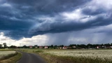 Alert IMGW. Silny wiatr, deszcz, burze i trąby wodne. Pogoda w sobotę nie będzie rozpieszczać