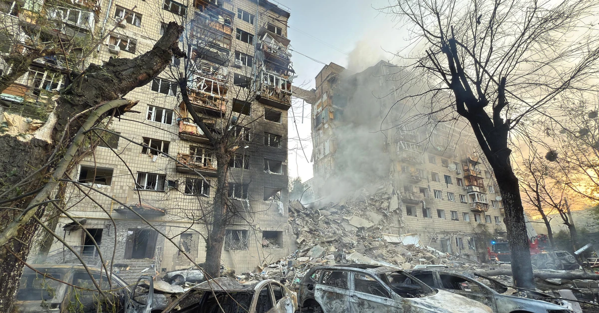 Barbarzyński atak na Ukrainę! Rakieta trafiła w blok. Jest wielu zabitych i rannych