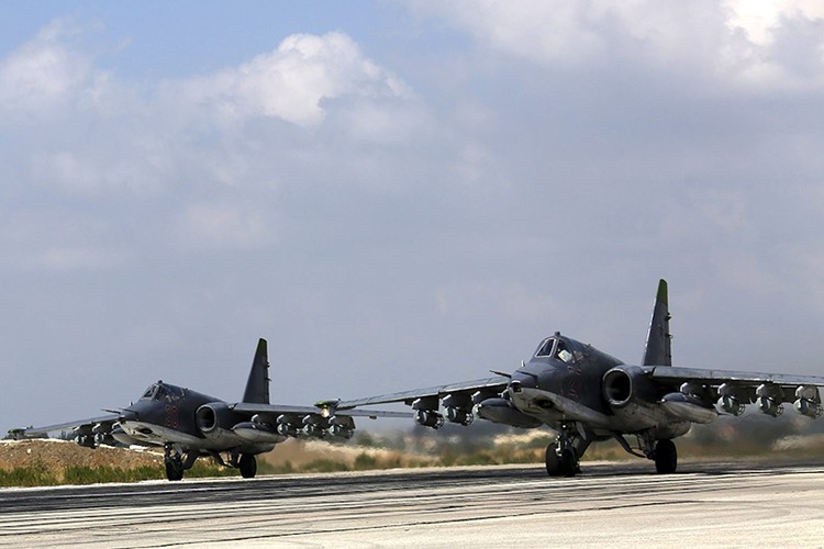 Rosyjskie dwusilnikowe samoloty szturmowe <b>SU-25</b> stacjonujące w bazie lotniczej w Chejmim, w pobliżu portowego miast Latakia. <br><br>fot. EPA/RUSSIAN DEFENCE MINISTRY PRESS SERVICE/HANDOUT Dostawca: PAP/EPA.