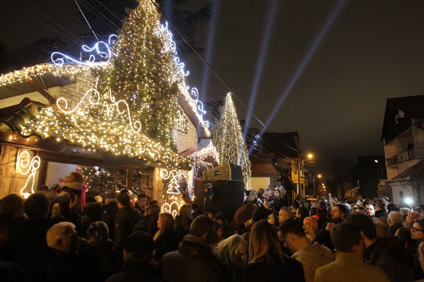 Paljenje sijalica na kući čekalo više stotina ljudi