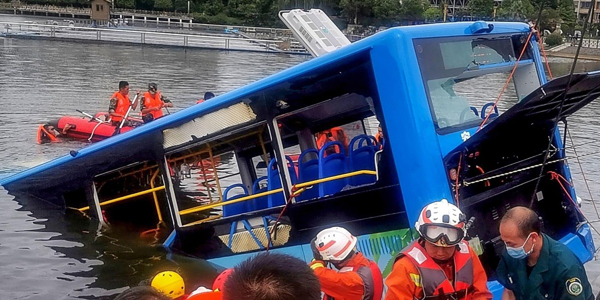 Kierowca autobusu celowo wjechał do jeziora