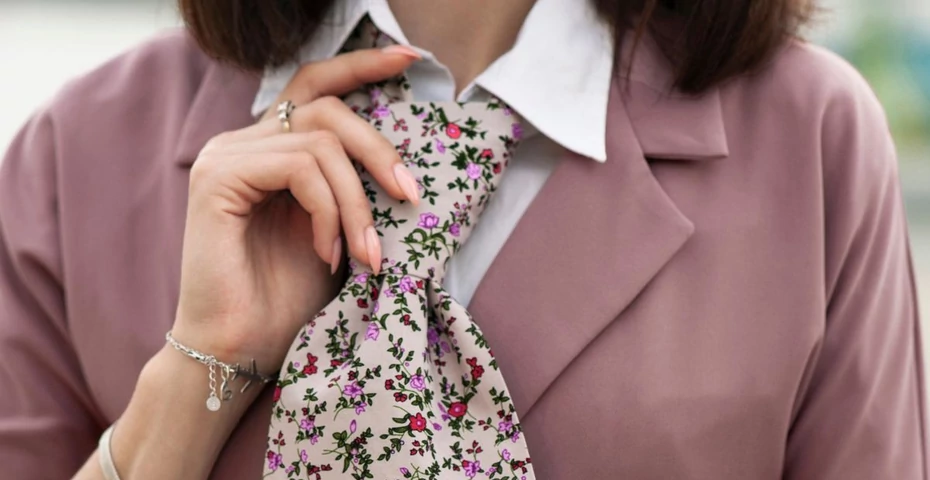 Krawat damski - warto się na niego zdecydować?