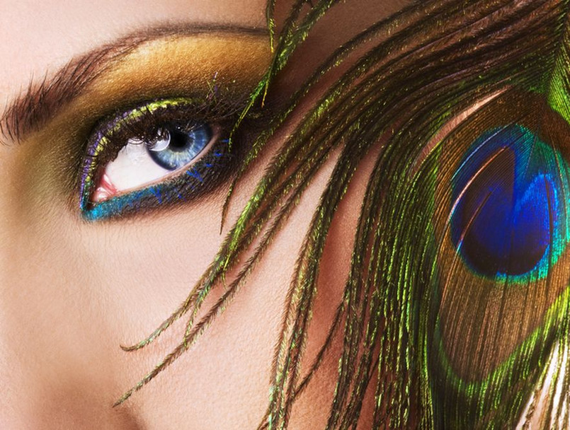 Makijaż „pawie oko” – olśnij feerią kolorów!