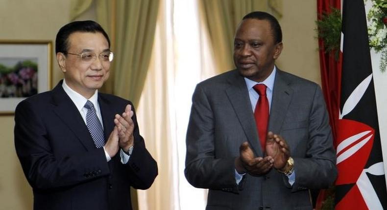 Chinese Premier Li Keqiang and Kenya's President Uhuru Kenyatta applaud the signing of the Standard Gauge Railway agreement at the State House in Nairobi May 11, 2014.  REUTERS/Thomas Mukoya