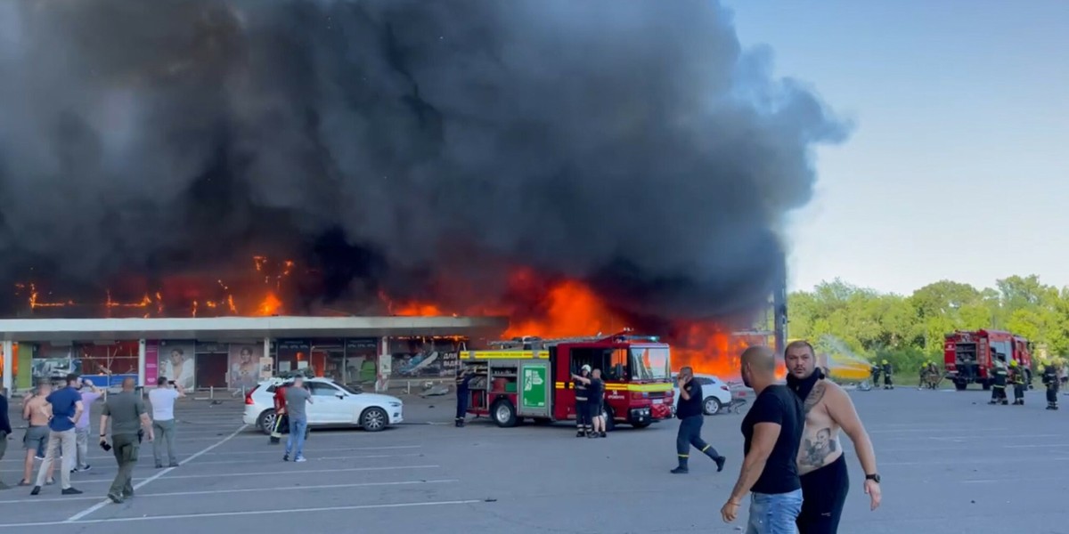 W wyniku rosyjskich ataków zniszczonych zostało wiele centrów handlowych na terenie Ukrainy. Na zdjęciu pożar obiektu w Krzemieńczuku. Zdjęcie z 26 czerwca 2022 r.