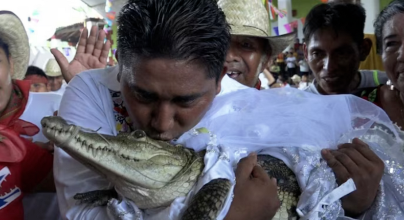 L'homme qui a épousé un crocodile / Times of India.