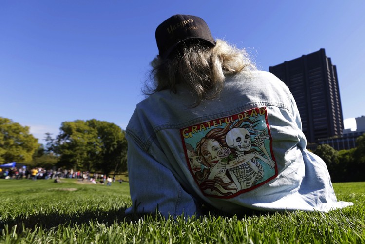 Znak pokoju na urodziny Johna Lennona